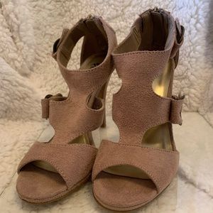Sz 6 New Fioni beige heels